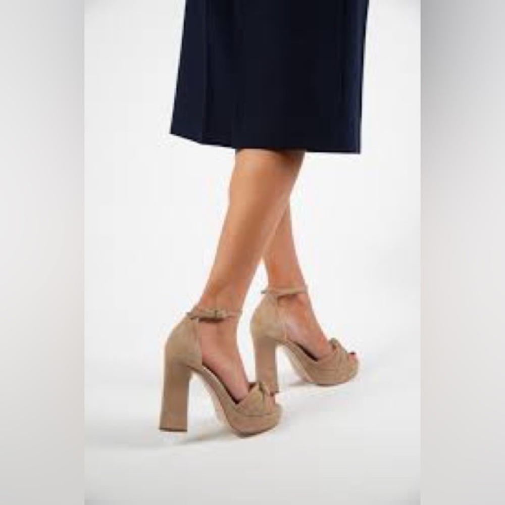 Women’s Wild Diva Tan Platform Faux Suede High Heels Size 8.5 US!